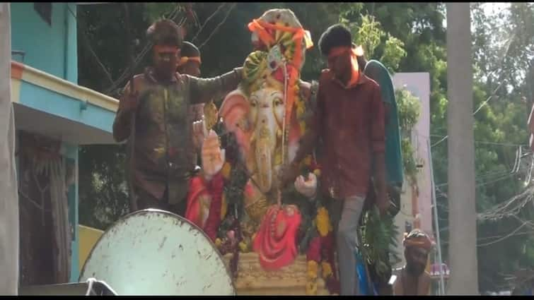 Vinayagar Chaturthi  In Usilampatti, a single laddu was auctioned for 1 lakh 51 thousand Vinayagar Chaturthi : உசிலம்பட்டியில் ஒரே ஒரு லட்டு : ரூ.1 லட்சத்து 51 ஆயிரத்திற்கு ஏலம் எடுத்த வாவ் சம்பவம்..