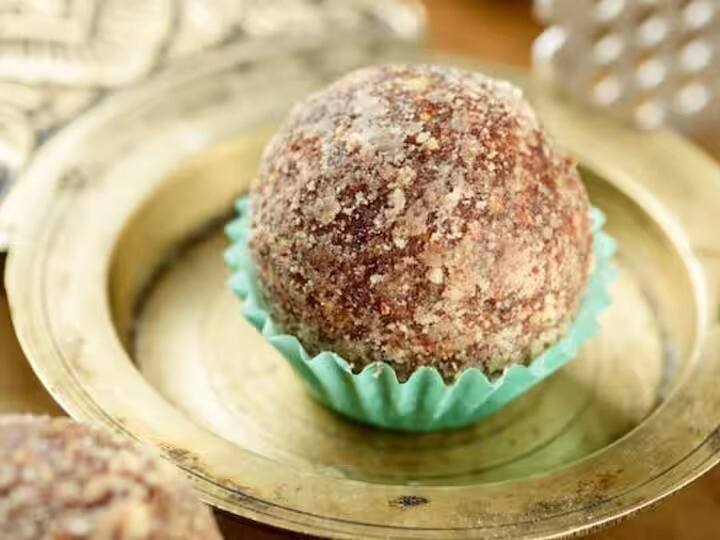 செய்முறை : முதலில் மிக்ஸி ஜாரில் சர்க்கரை மற்றும் ஏலக்காயை சேர்த்து பொடியாக அரைத்துக்கொள்ளவும். அடுத்தது கடாயில் நெய் ஊற்றி சூடானதும், முந்திரி பருப்பை பொன்னிறமாக வறுத்து எடுத்துக் கொள்ளவும்.