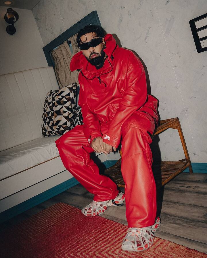 बता दें कि पिछले काफी दिनों से बादशाह रैपर हनी सिंह से विवाद को लेकर चर्चा में है. दोनों अक्सर इंटरव्यूज में एक-दूसरे पर निशाना साधते हुए नजर आते हैं.