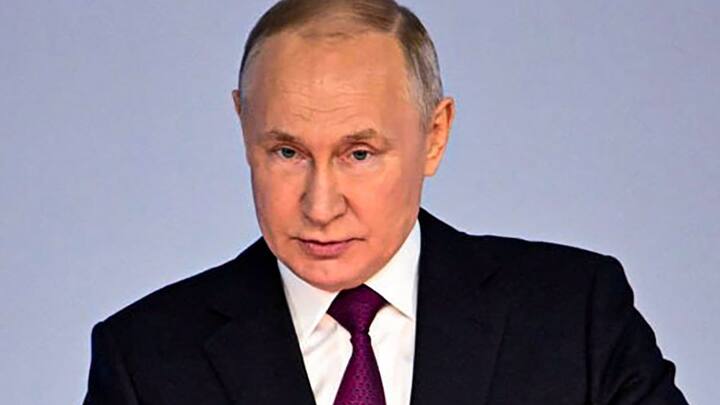 रूसी राष्ट्रपति आवास क्रेमलिन से लगभग 50 किलोमीटर साउथ-ईस्ट में मौजूद रामेंस्काय जिले में आबादी 4 लाख है. रूस की सुरक्षा सेवाओं से जुड़े टेलीग्राम चैनल शॉट और बाजा ने एक मल्टी स्टोरी बिल्डिंग से आग की लपटें निकलते हुए एक वीडियो जारी किया, जिसमें बताया गया कि जिले में हुए ड्रोन हमले से पांच फ्लैट जलकर खाक हो चुके हैं. बता दें कि इसके पहले भी यूक्रेन ने रूस पर कई ड्रोन हमले किए हैं.