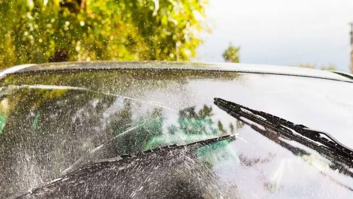 वाइपर जिससे आप बारिश के मौसम में विंडशील्ड से पानी हटाते हैं . अगर आपकी कार में वाइपर नहीं है. तो आपको जुर्माना देना होगा.