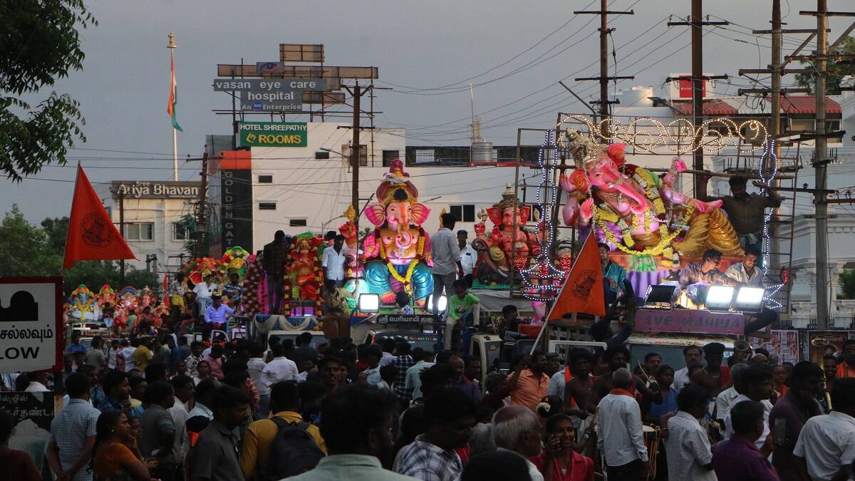 ரயிலடி டூ கரந்தை வரை.. தஞ்சையில் 61 விநாயகர் சிலைகள் ஆற்றில் கரைப்பு