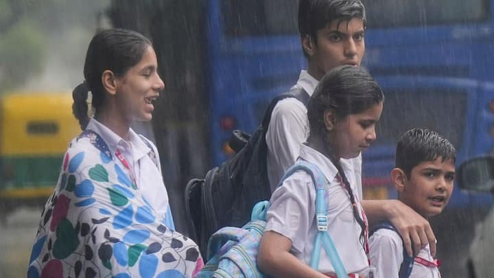 আইএমডি সূত্রে খবর, দক্ষিণ ২৪ পরগনা, দুই মেদিনীরপুর, পুরুলিয়া, বাঁকুড়া, পশ্চিম বর্ধমান, বীরভূমে বজ্রবিদ্যুৎ-সহ বৃষ্টির আশঙ্কা রয়েছে।