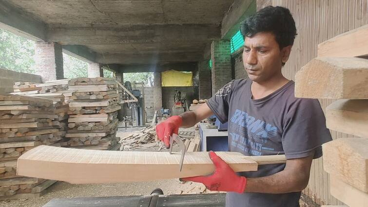 Process of Making Kashmir Willow Bats how it differs english willow bats Cricket Willow Bats: క్రికెటర్స్ వాడే విల్లో బ్యాట్స్ ఎలా తయారు చేస్తారో తెలుసా? ఇక్కడ పూర్తిగా తెలుసుకోండి