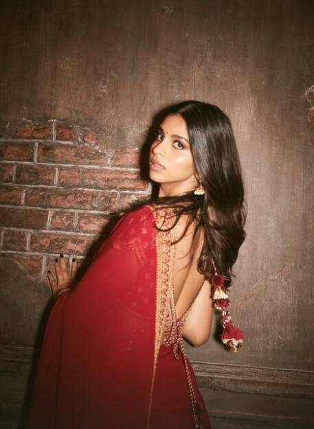 सुहाना खान इन तस्वीरों में रेड साड़ी पहनकर कहर ढहाती हुई नजर आ रही हैं. हर तस्वीर में उनकी अदाएं देखते ही बन रही है.