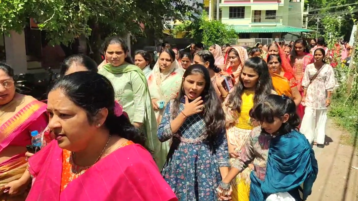 9 நாட்கள் வெறும் சுடுதண்ணீர் மட்டும் அருந்தி பர்யுஷன் பர்வா நோம்பிருந்த இளைஞர் - எங்கே தெரியுமா?