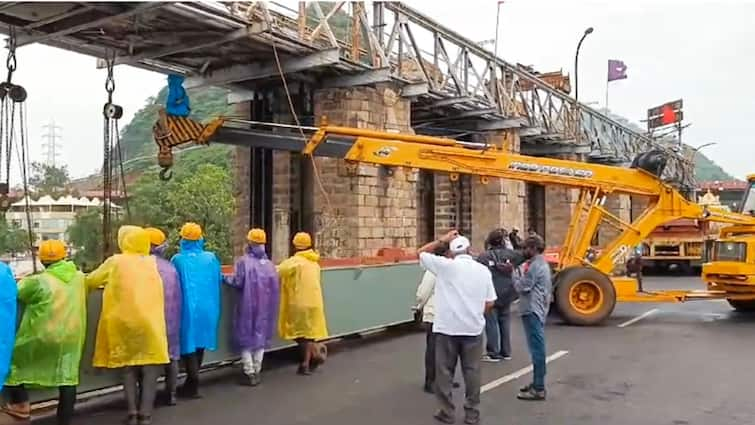 Andhra Floods Prakasam Barrage Gate Damage TDP YSRCP Accuse Each Other Of Foul Play 2 Held Prakasam Barrage Gate Damage: TDP & YSRCP Accuse Each Other Of Foul Play, 2 Held