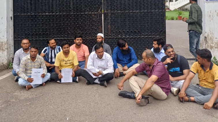 Aligarh Muslim University employees demonstrated against the Assistant Registrar ann AMU में मूक बधिर कर्मचारियों का प्रदर्शन, असिस्टेंट रजिस्ट्रार पर अभद्रता का आरोप