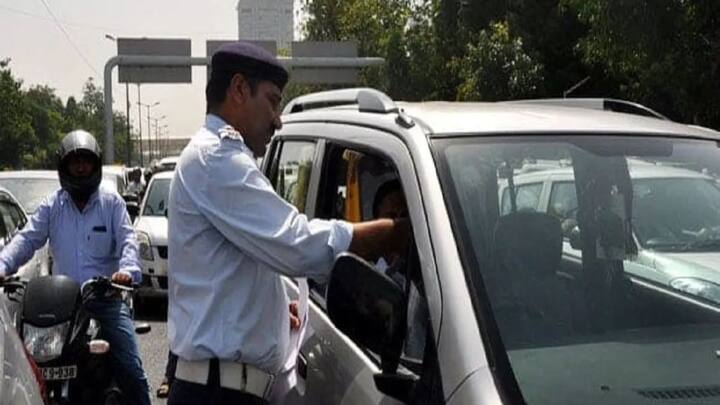 इसीलिए लोग अपनी गाड़ी से जुड़े पूरे डॉक्यूमेंट साथ रखते हैं. अगर कार से जा रहे हैं, तो सीट बेल्ट लगाकर रखते हैं.