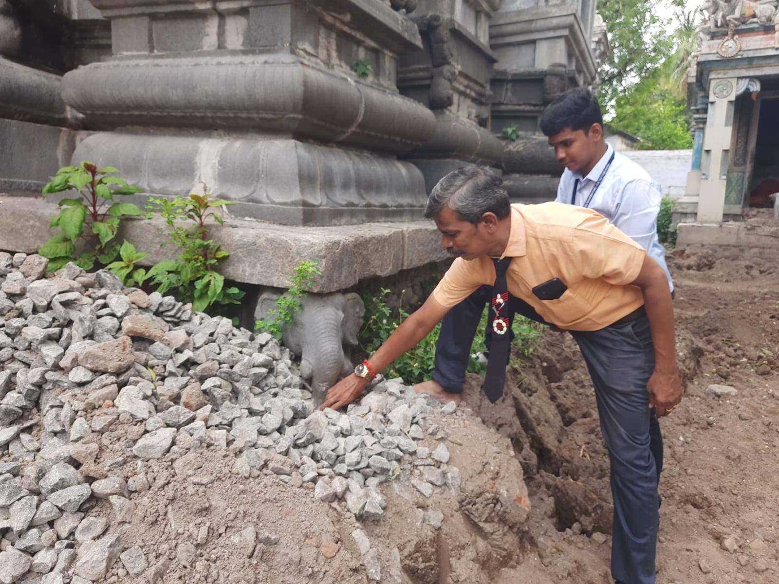 “ஆயிரம் ஆண்டுகளாக தொங்கியபடி இருக்கும் அதிசய தூண்” தமிழ்நாட்டில் எங்கே தெரியுமா..?