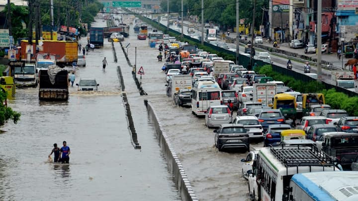 IMD Weather Forecast: देश के कई हिस्सों में फिर से मौसम का मिजाज बदला है. मौसम विभाग ने उत्तर प्रदेश के कई जिलों में भारी बारिस के साथ-साथ बिजली गिरने की संभावना जताई है.