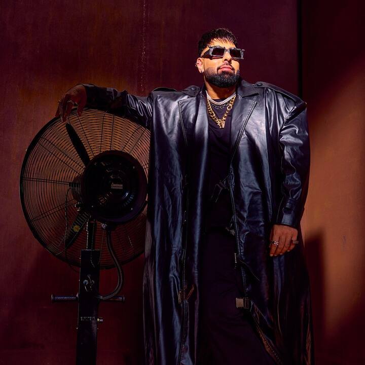 सिंगर ने आगे कहा कि, इसके बाद फिल्म की पूरी कास्ट बदल गई औऱ इसे अक्षय कुमार ने ले लिया. इसके बाद शायद उन्होंने दिलजीत को लिया.