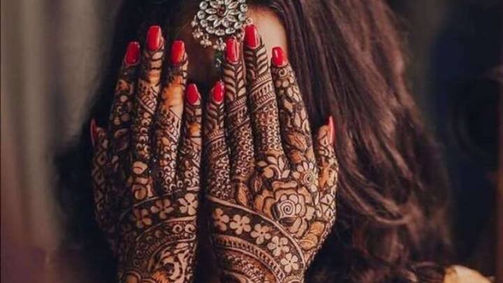 गणपती बाप्पाचं आगमन 7 सप्टेंबरला झालंय. आज गौरी आवाहन असून बुधवारी गौरी पूजन आहे. बाळ गणेशाचा कौतुक सौहळा पाहण्यासाठी देवी पार्वती पृथ्वीवर येते अशी मान्यता आहे.