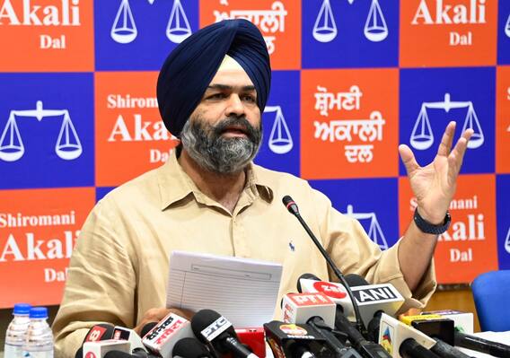 Punjab Government Debt: ਪੰਜਾਬ ਸਰਕਾਰ ਕੇਂਦਰ ਤੋਂ ਕਰਜ਼ਾ ਲੈ ਕੇ ਕਿੱਥੇ ਕਰ ਰਹੀ ਖ਼ਰਚ ? ਸ਼੍ਰੋਮਣੀ ਅਕਾਲੀ ਦਲ ਨੇ ਜਾਂਚ ਦੀ ਕੀਤੀ ਮੰਗ Punjab Government Debt: ਪੰਜਾਬ ਸਰਕਾਰ ਕੇਂਦਰ ਤੋਂ ਕਰਜ਼ਾ ਲੈ ਕੇ ਕਿੱਥੇ ਕਰ ਰਹੀ ਖ਼ਰਚ ? ਸ਼੍ਰੋਮਣੀ ਅਕਾਲੀ ਦਲ ਨੇ ਜਾਂਚ ਦੀ ਕੀਤੀ ਮੰਗ