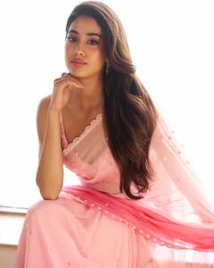 Janhvi kapoor: એક્ટ્રેસ જાહ્નવી કપૂરનો હોટ સાડી લૂક થયો વાયરલ, જુઓ તસવીરો