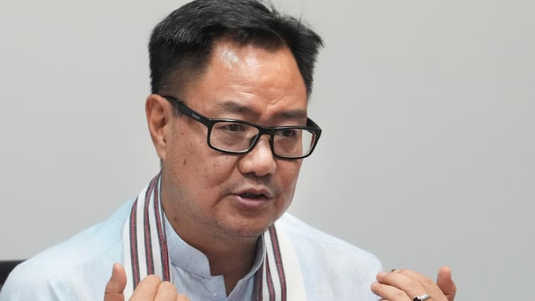 Waqf Amendment Bill BJP leader Kiren Rijiju Slams Zakir Naik on X shared Misleading videos on JPC जाकिर नाइक के वक्फ बिल वाले पोस्ट पर भड़के किरेन रिजिजू, लताड़ लगाते हुए कहा- 'मुसलमानों को गुमराह न करें'