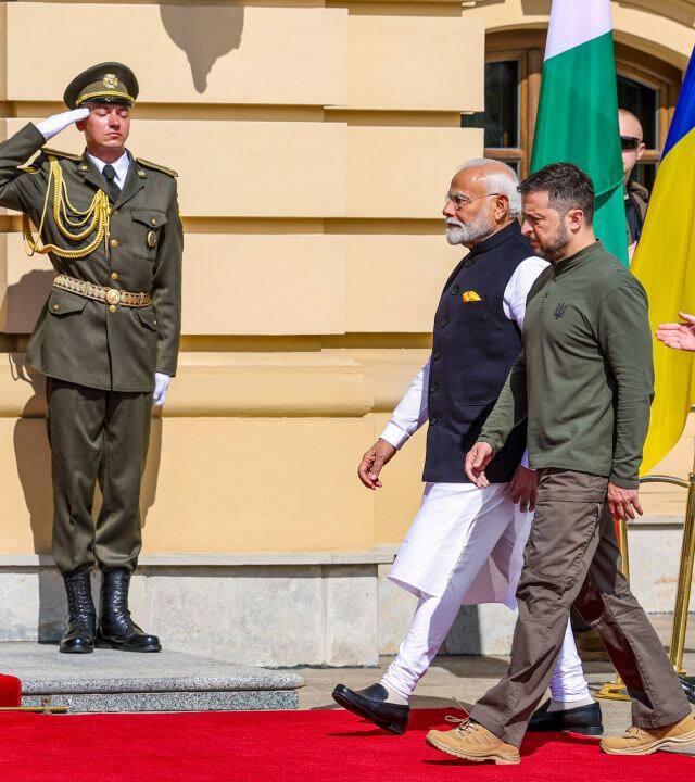 यह बात यूक्रेन के राजदूत ऑलेक्सांद्र पोलिशचुक ने सोमवार (9 सितंबर, 2024) को मीडिया से बातचीत में कही है. उन्होंने कहा कि प्रधानमंत्री नरेंद्र मोदी ने यूक्रेन के राष्ट्रपति वोलोडिमिर जेलेंस्की को भारत आने का निमंत्रण दिया है.