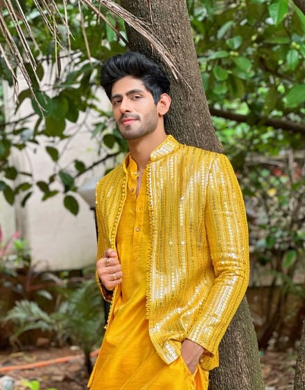 ऋषभ जायसवाल- 'ये रिश्ता क्या कहलाता है' से पहले ऋषभ जायसवाल रोडीज़ और स्प्लिट्सविला जैसे रियलिटी शो में नजर आ चुके हैं. 'ये रिश्ता क्या कहलाता है' में कृष के रोल में नजर आ रहे ऋषभ की नेटवर्थ करीब एक करोड़ रुपये है.