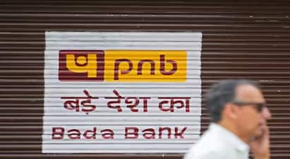 PNB Rules: પંજાબ નેશનલ બેન્કે તેના બચત ખાતાથી લઈને લોકર સુધીના નિયમોમાં ફેરફારની જાહેરાત કરી છે. જેની સીધી અસર ગ્રાહકોના ખિસ્સા પર પડશે. નવા નિયમો આવતા મહિનાથી લાગુ થઈ રહ્યા છે, પંજાબ નેશનલ બેન્કે ઘણા નિયમોમાં ફેરફાર કર્યા છે. આમાં બચત ખાતાના ચાર્જ અને લોકર સંબંધિત નિયમોનો સમાવેશ થાય છે.