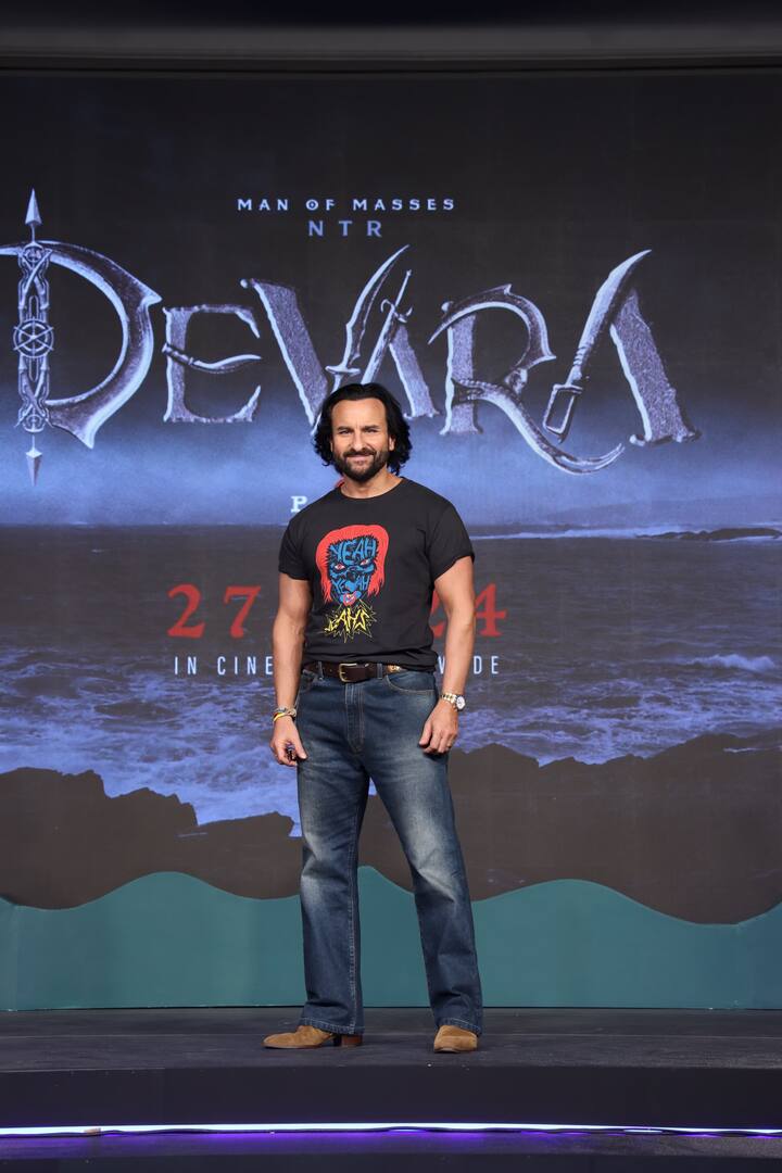 वहीं सैफ अली खान भी ब्लैक टीशर्ट के साथ ब्लू डेनिम में नजर आए. उनका ये लुक काफी डेशिंग लग रहा है.