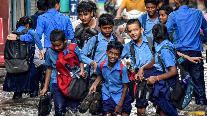 তবে মালদা এবং উত্তর দিনাজপুরে ভারী বর্ষণের আশঙ্কার কথা জানিয়েছে আবহাওয়া দফতর।