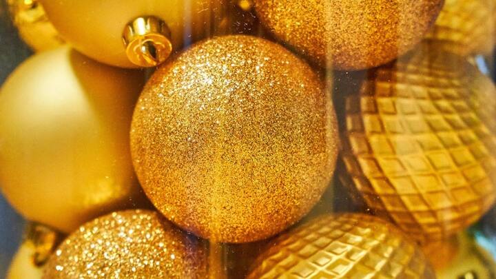 यदि किसी को यह पता चल जाए कि सोना लैब में बनाया जा सकता है तो कोई खदानों में मेहनत क्यों करवाएगा? सोना एक तरह का रासायनिक तत्व है और इसके हर परमाणु यानी कि एटम में 79 प्रोटॉन होते हैं.