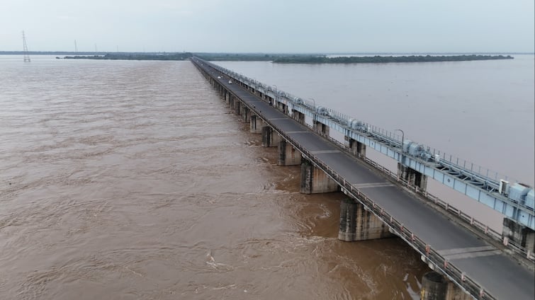 Godavari Water level at Bhadrachalam and Dhavaleswaram Know details Bhadrachalam Water Level: గోదావరి ఉగ్రరూపం - భద్రాచలం వద్ద రెండో ప్రమాద హెచ్చరిక, , ధవళేశ్వరం వద్ద సైతం ఉధృతి