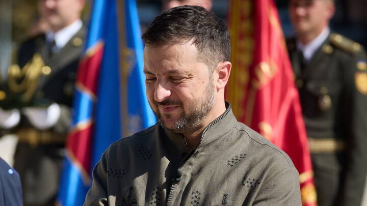 एक ओर भारत, रूस और यूक्रेन के बीच चल रही जंग को रोकने के लिए तैयार बैठा है तो वहीं यह दोनों देश एक दूसरे पर आक्रमण करने में कोई कसर नहीं छोड़ रहे हैं. यूक्रेन के राष्ट्रपति जेलेंस्की ने एक बार फिर रूस की राजधानी मॉस्को के आसपास रातभर ड्रोन से बमबारी की, जिसकी वजह से इलाका तबाह हो गया है. वहीं रूस का कहना है कि उसने यूक्रेन के 144 ड्रोनों को मार गिराया है.