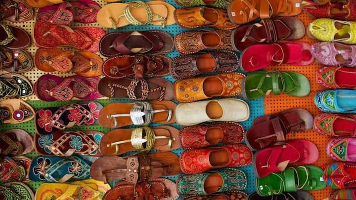 8. Stylish Footwear: Here's how you can amp up your Onam wardrobe with the right footwear - jutis, kolhapuris, mojris and stiletto-embellished sandals have regained fashion favour and are more comfortable compared to their slim profile that adds a bit of style to your outfit. (Image Source: Pinterest/equilibrium64)