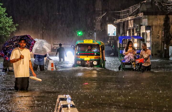 Latest Weather Update: उत्तर से दक्षिण तक आफत की बारिश, जानिए IMD का ताजा अपडेट