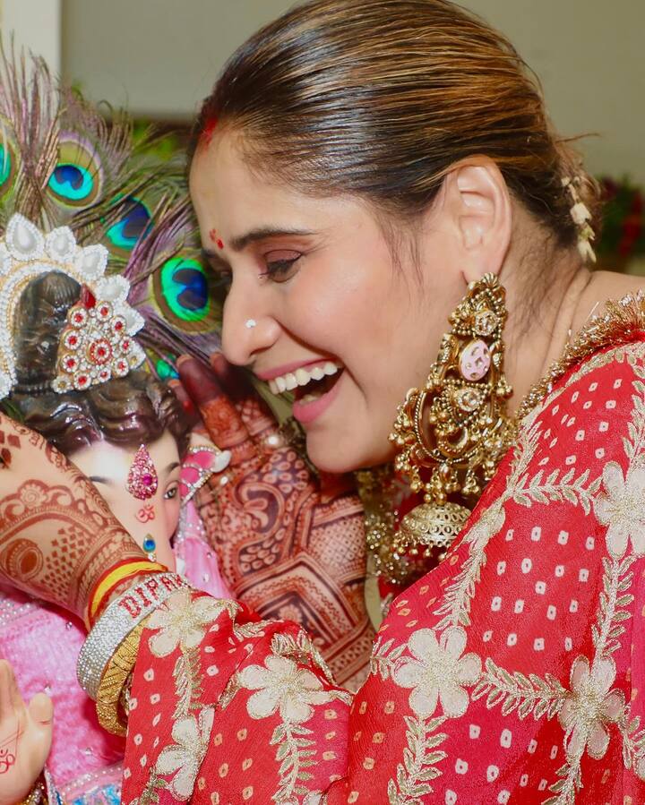 इन तस्वीरों में आरती रेड सूट में नजर आ रही हैं. जो अपने पति दीपक चौहान के साथ गणपति बप्पा की भक्ति में डूबी दिखाई दी.