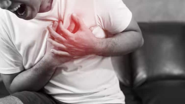 late night habits that can lead to an increased risk of silent heart attacks Silent Heart Attack Risk Factors: இரவு நேர பழக்கங்கள் - இளம் வயதினரை தாக்கும் சைலன்ட் ஹார்ட் அட்டாக், என்ன செய்யலாம்?