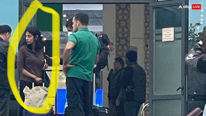 राहुल गांधी के यूएस दौरे के बीच नौ सितंबर, 2024 को उनका एक फोटो सामने आया, जिसमें उनके साथ एक महिला खड़ी नजर आई.