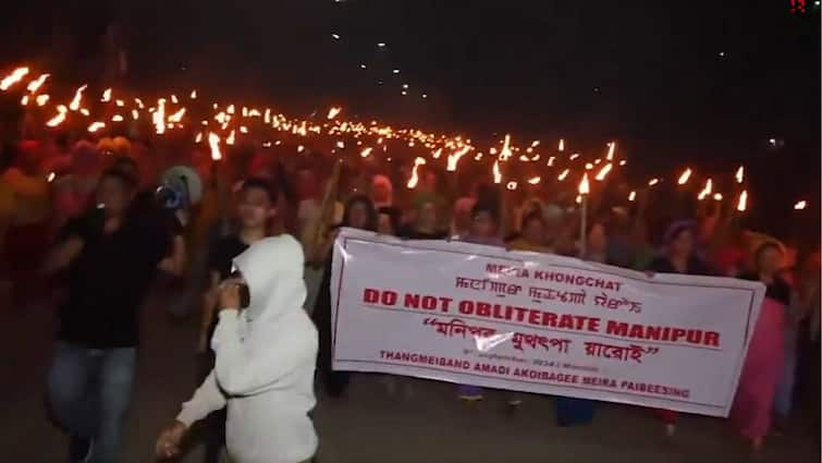 Women folk of Imphal West District took put torch rally amid manipur violence Manipur Violence: மணிப்பூரில்  தீப்பந்தங்களுடன் வீதிக்கு வந்த பெண்கள், அடங்காத கலவரம் - மத்திய அரசுக்கு எதிர்ப்பு