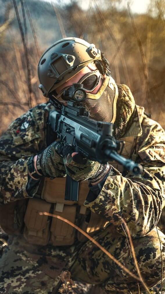 स्नाइपर और स्पाई की लाइफ में क्या होता है अंतर?