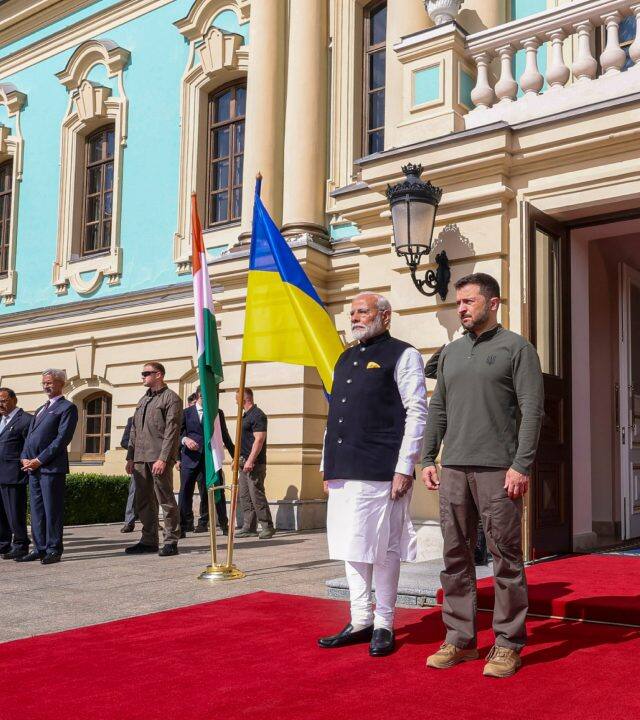 यूक्रेन के राजदूत ने उम्मीद जताई है कि साल के अंत तक राष्ट्रपति जेलेंस्की भारत आ सकते हैं. यूक्रेनी राजदूत ने यह भी कहा कि वह राष्ट्रपति जेलेंस्की को भारत में देखना पंसद करेंगे.
