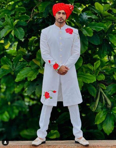 रोहित पुरोहित- रोहित पुरोहित इस शो में लीड एक्टर के रुप में देखने को मिल रहे हैं. रोहित पुरोहित 'ये रिश्ता क्या कहलता है' में अरमान की भूमिका निभा रहे हैं. मीडिया रिपोर्ट्स के मुताबिक उनकी नेटवर्थ तीन से चार करोड़ रुपये के बीच है.