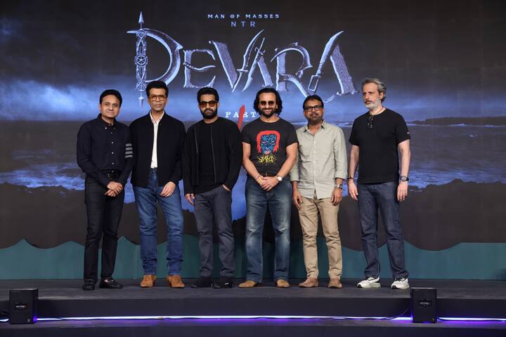 ‘देवरा’ फिल्म का ट्रेलर मुंबई में एक शानदार इवेंट में लॉन्च किया गया. जिसमें फिल्म की पूरी स्टारकास्ट पहुंची. जिन्होंने एकसाथ पैपराजी को पोज भी दिए.