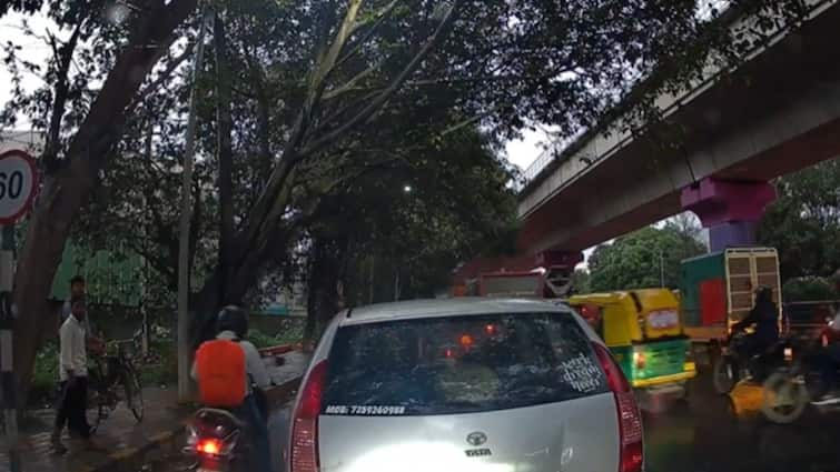 WATCH: Bengaluru Man Breaks Car's Rear Window with Pliers, Sparks Debate On Rising Road Rage WATCH: Bengaluru Man Breaks Car's Rear Window with Pliers, Sparks Debate On Rising Road Rage