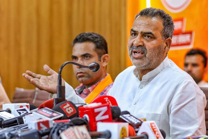 बीजेपी ने वरिष्ठ नेता और पूर्व राज्य मंत्री संजीव बालियान को हरियाणा चुनाव के मद्देनजर रोहतक जिले का प्रभारी बनाया है.