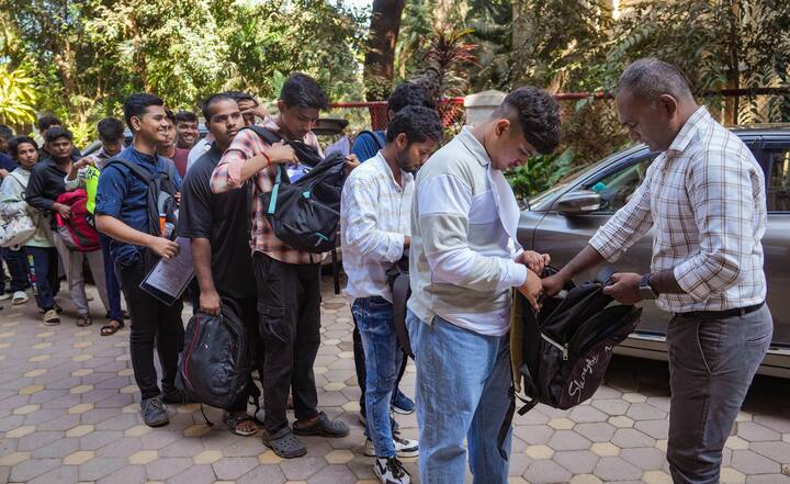 महाराष्ट्र सरकार संपूर्ण राज्यात 50 हजार योजनादूत नेमणार आहे. ग्रामीण आणि शहरी भागात योजनादूत म्हणून काम करावं लागेल. यासाठी संबंधित उमेदवाराला दरमहा 10 हजार रुपये दिले जाणार आहेत. योजनादूत म्हणून काम करण्याचा कालावधी साधारणपणे 6 महिने आहे. (प्रातिनिधिक फोटो)