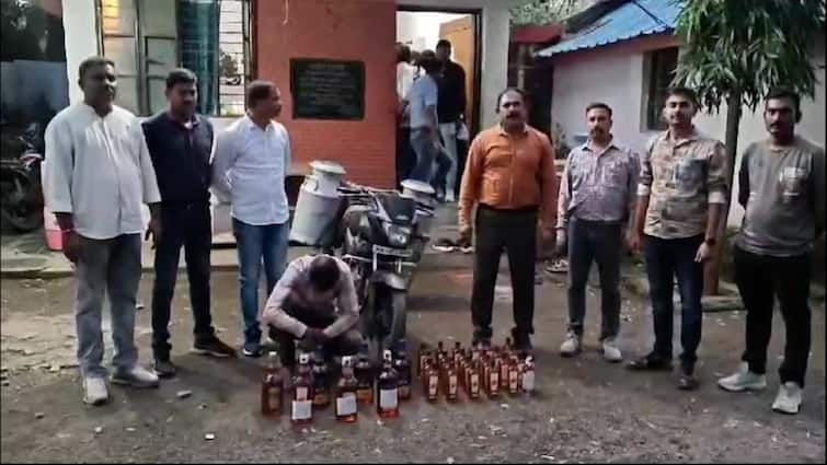 Wardha liquor ban selling alcohol from milk cans on two wheelers police arrested accused marathi news  Wardha : दूध विक्रेता की दारू विक्रेता? वर्ध्यात दुचाकीवर दुधाच्या कॅनमधून दारू विक्री 