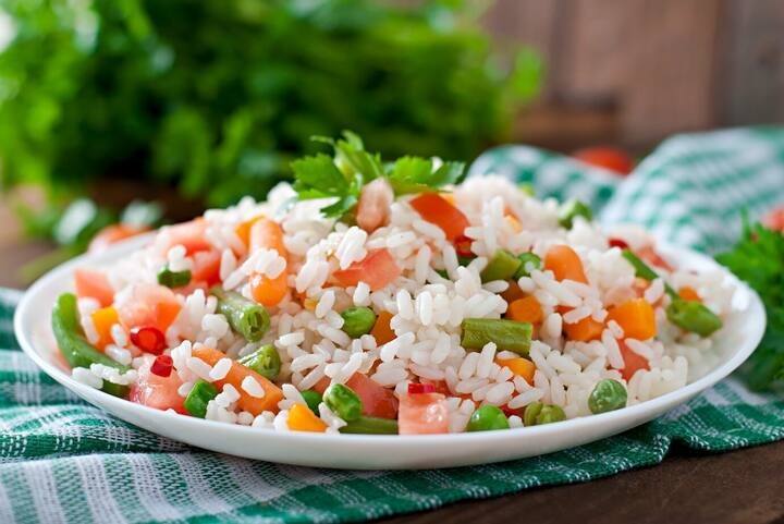 தேவையான பொருட்கள்: சோள முத்துக்கள் - 180 கிராம், நெய் - 2 மேசைக்கரண்டி, ஏலக்காய் - 3 ,பட்டை - 1 துண்டு, கிராம்பு -4, அன்னாசிப்பூ - 1, சீரகம் - 1/2 தேக்கரண்டி, பெரிய வெங்காயம் - 2 மெல்லியதாக நறுக்கியது, பச்சை மிளகாய் - 2 நறுக்கியது, இஞ்சி பூண்டு விழுது - 1 தேக்கரண்டி, உப்பு, பாஸ்மதி அரிசி - 1 கப், தேங்காய் பால் - 1 கப்.