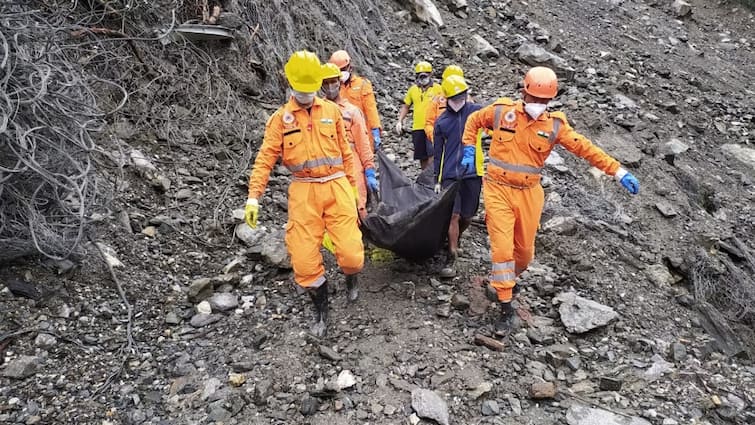 Uttarakhand landslide 5 persons dies and 3 others injured on Kedarnath route Uttarakhand Landslide: కేదార్‌నాథ్ హైవేపై కొండచరియలు విరిగిపడి ఐదుగురు మృతి - సీఎం సంతాపం