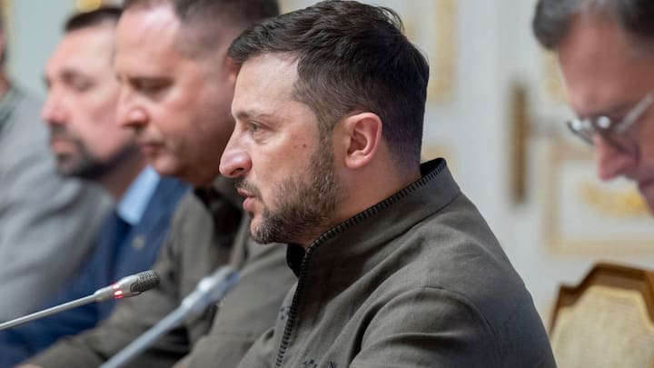 क्षेत्र के गवर्नर ने जानकारी देते हुए बताया कि यूक्रेनी ड्रोन के हमले से कम से कम एक व्यक्ति की मौत हो गई. गवर्नर एंड्री वोरोब्योव ने बताया कि हमले के कारण तीन लोग घायल हो गए, जिन्हें अस्पताल में भर्ती कराया गया है. 40 साल की एक महिला की भी मौत हो गई है.