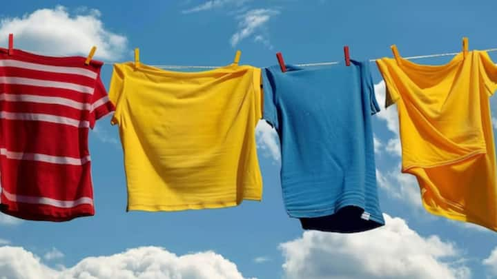 Cloth Washing Tips: কিছু জিনিস মাথায় রাখলেই সুফল পাবেন। ছবি: ফ্রিপিক।