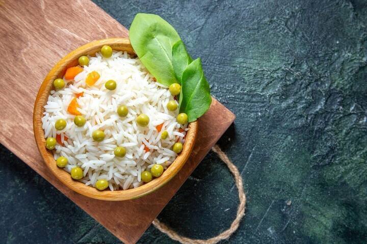 அடுத்தது வெங்காயம் மற்றும் பச்சை மிளகாய் சேர்த்து பொன்னிறமாக வதக்கவும். அதன்பிறகு இஞ்சி பூண்டு விழுதை சேர்த்து பச்சை மனம் நீங்கும் வரை வதக்கவும்.