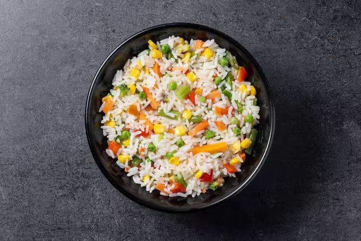செய்முறை : முதலில் குக்கரில் தண்ணீர் ஊற்றி, ஸ்வீட் கார்னை சேர்த்து 2 விசில் வைத்து மிதமான சூட்டில் வேக வைத்து தனியாக எடுத்துக் கொள்ளவும்.
