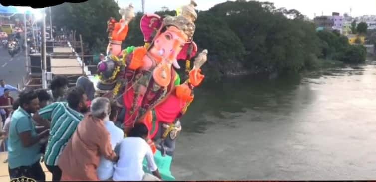 Vinayagar Chaturthi 2024 Melted Ganesha idols in Trichy Cauvery river - TNN Vinayagar Chaturthi 2024:  திருச்சி காவிரி ஆற்றில் விடிய விடிய கரைக்கப்பட்ட விநாயகர் சிலைகள்