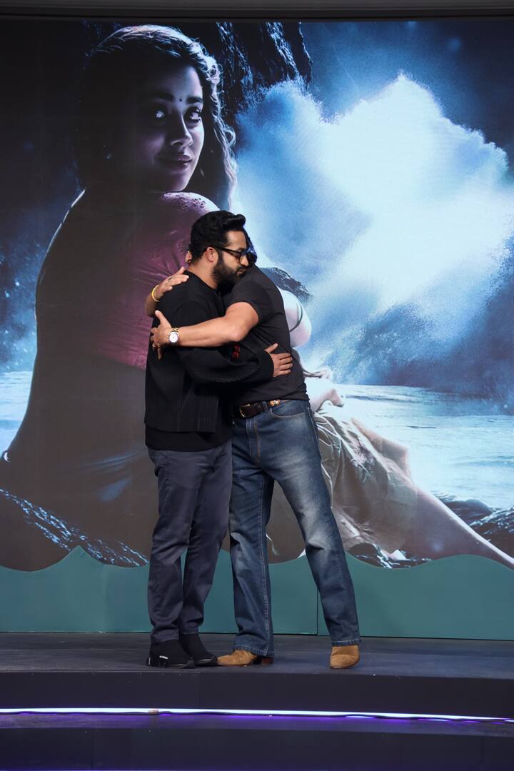 दोनों स्टार्स ने एक-दूसरे के साथ स्टेज पर कई सारे पोज दिए. वहीं सैफ ने जूनियर एनटीआर ने बहुत प्यार से गले भी लगाया.